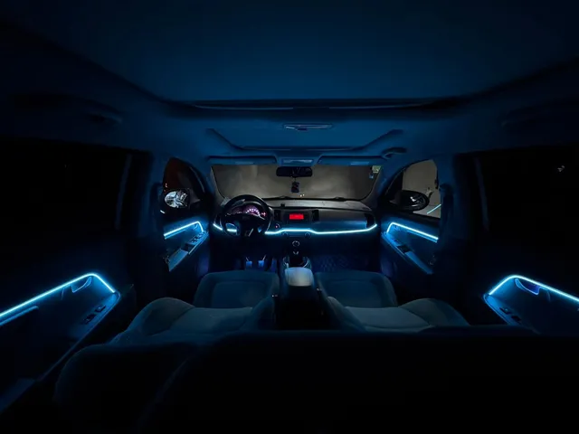 MM Garage araç içi mavi tonlarda ambiyans aydınlatma uygulaması