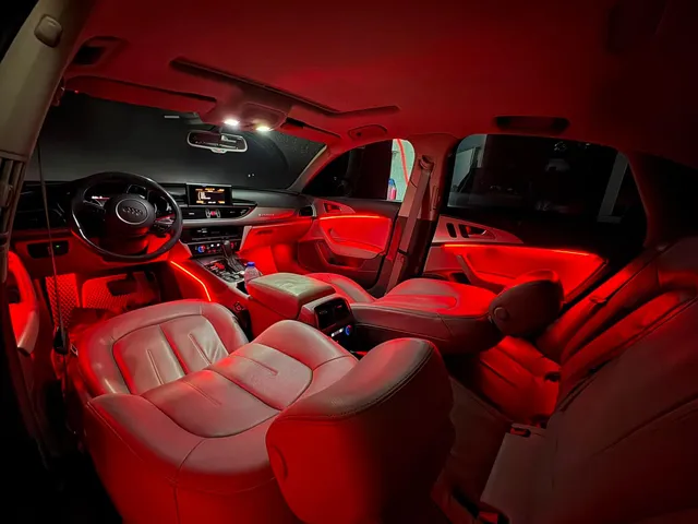 MM Garage araç içi kırmızı tonlarda ambiyans aydınlatma uygulaması