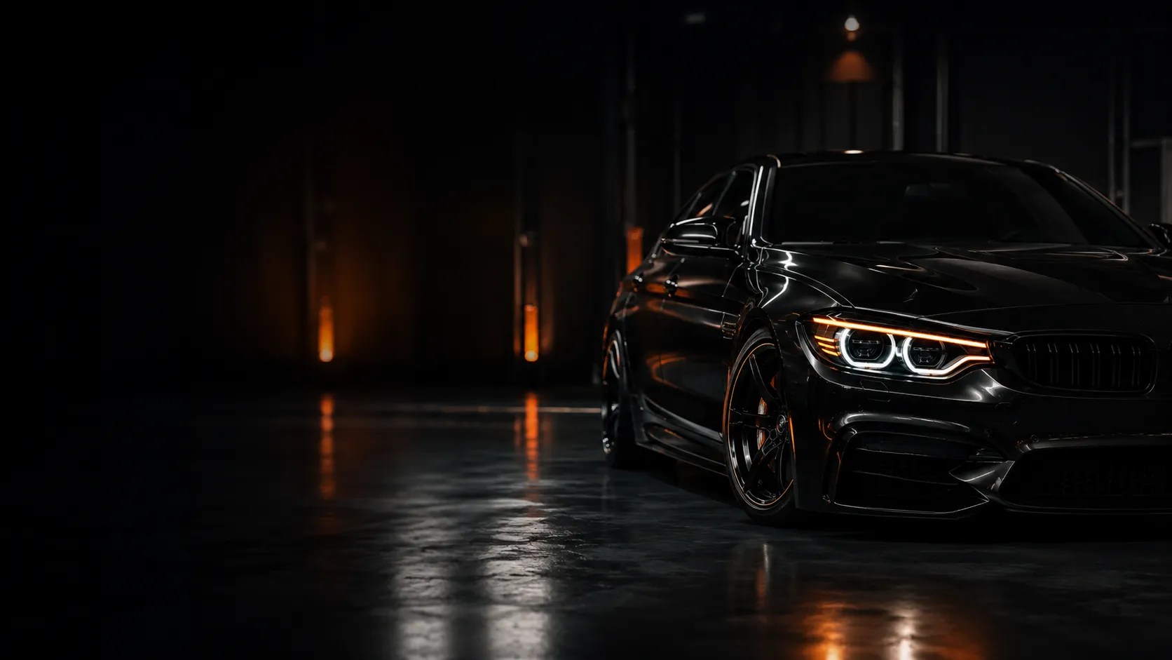 MM Garage atölyesi önünde bekleyen araç