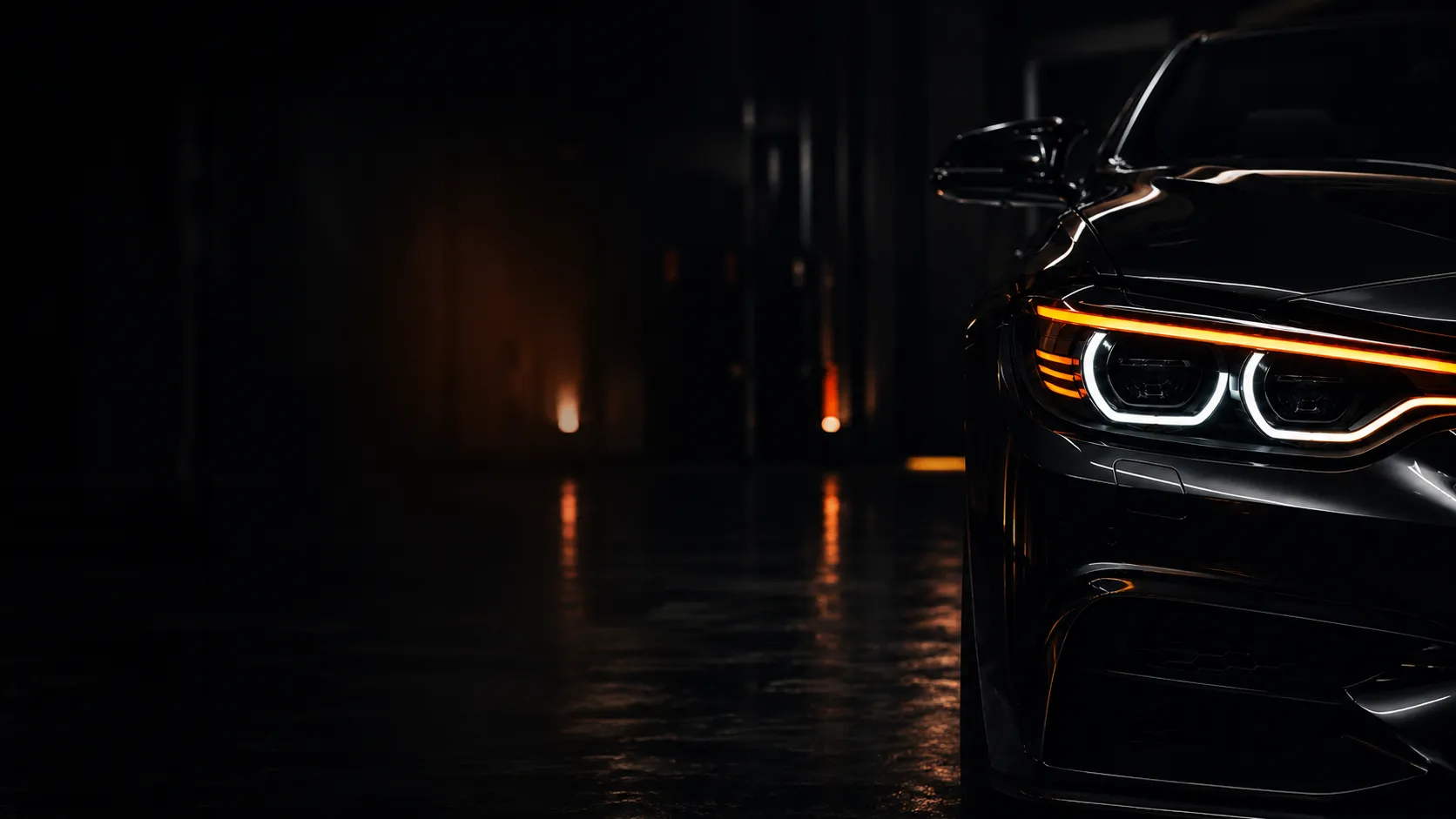 MM Garage atölyesinde far detayı ve turuncu aydınlatma