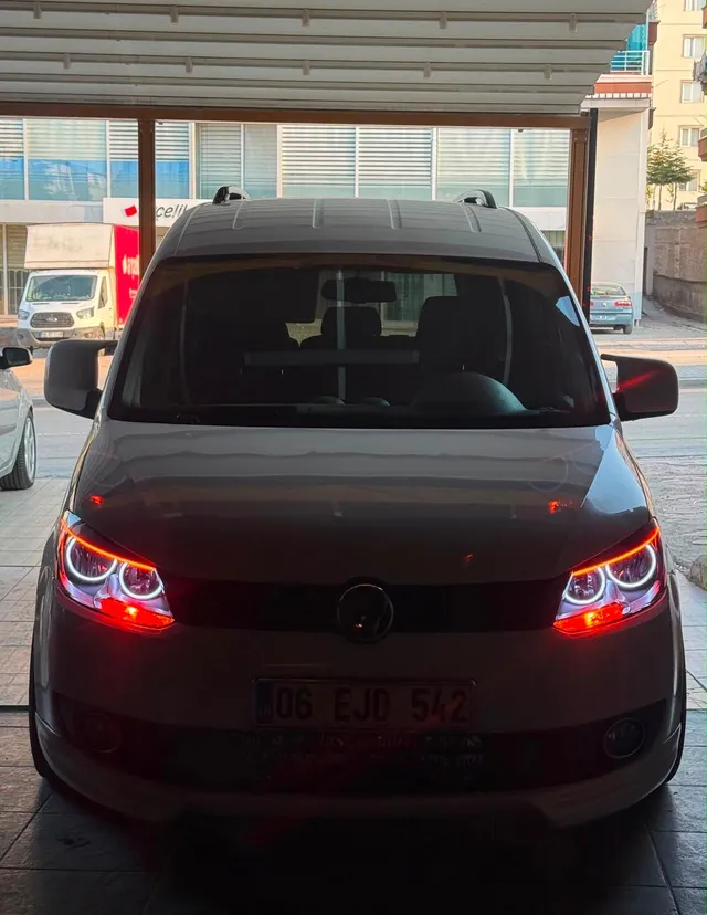 MM Garage atölyesinde kırmızı melek göz aydınlatmalı otomobil farı