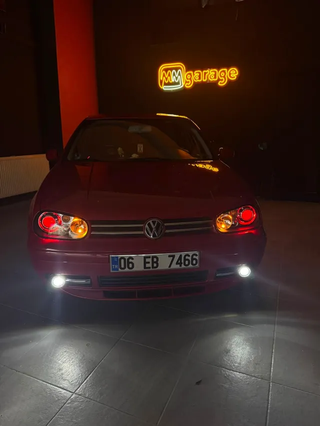 MM Garage atölyesinde far aydınlatma uygulaması yapılmış otomobil