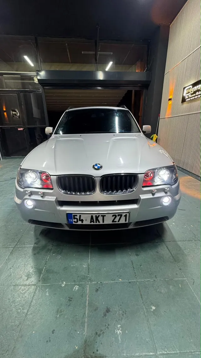MM Garage'da beyaz LED aydınlatmalı BMW otomobil farı