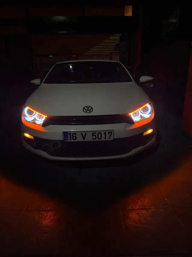 MM Garage'da beyaz ve turuncu ışıklı özel far aydınlatması yapılmış otomobil