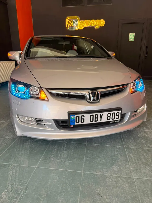 MM Garage'da mavi LED aydınlatmalı Honda otomobil farı