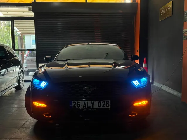 MM Garage'da mavi LED aydınlatmalı Ford Mustang farı