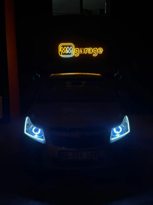 MM Garage'da angel eyes aydınlatması tamamlanmış otomobil farı