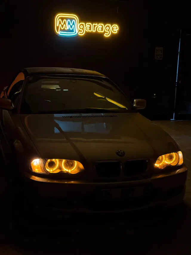 MM Garage'da far içi aydınlatma uygulaması tamamlanmış otomobil